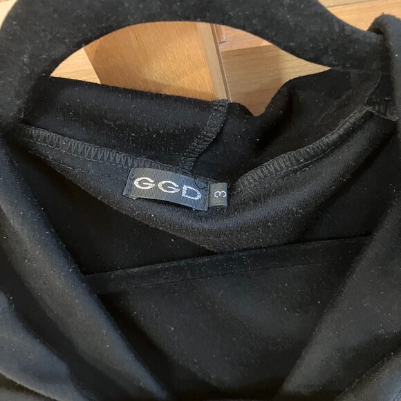 Black long sleeve shirt with large hood - Picture 3 of 9